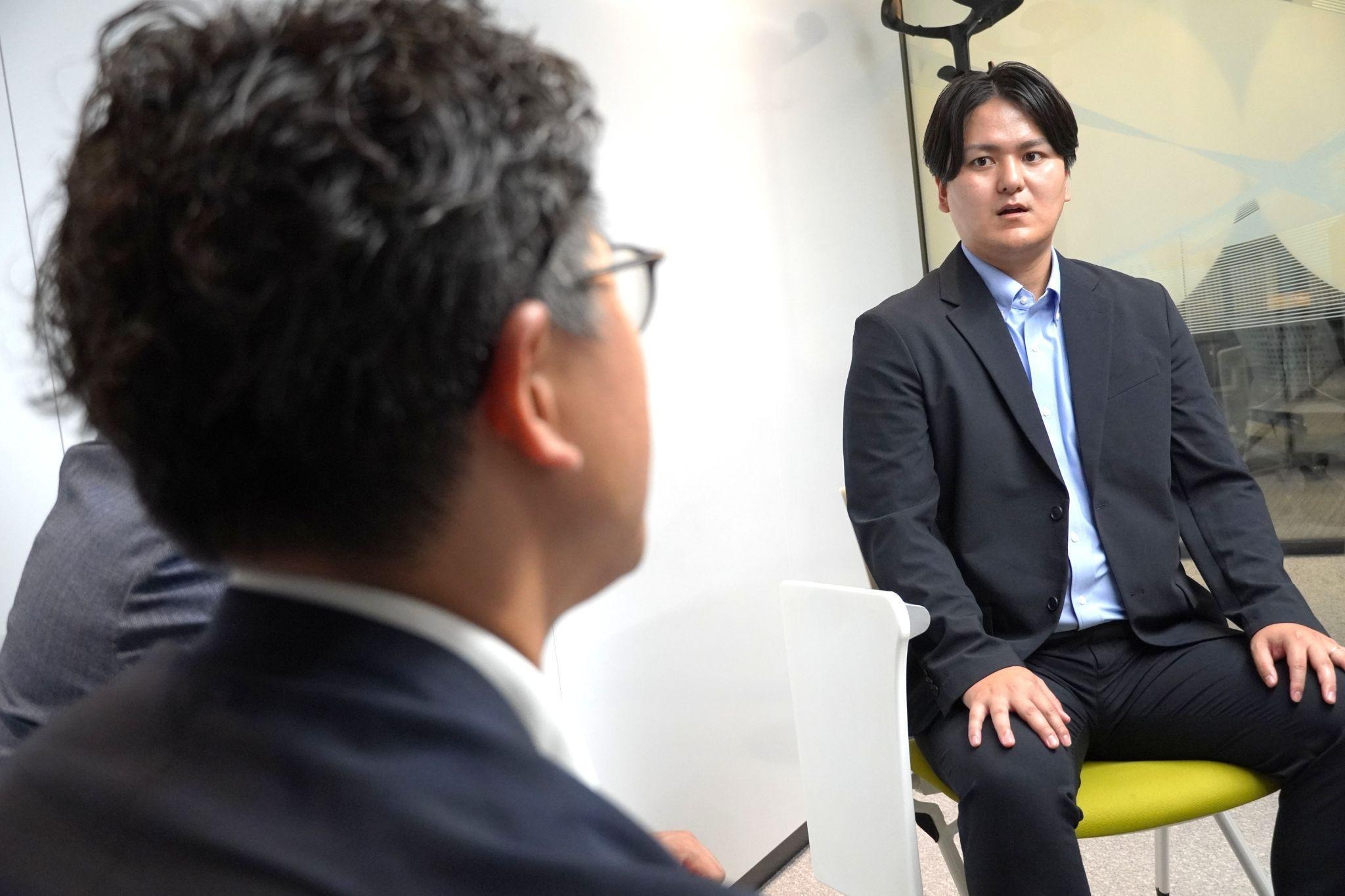 「トップが自ら学び、前に進む姿勢を示すことは、社員の皆さんにとっても大きいと思います」─ 聞き手のKIZASHI 吉田