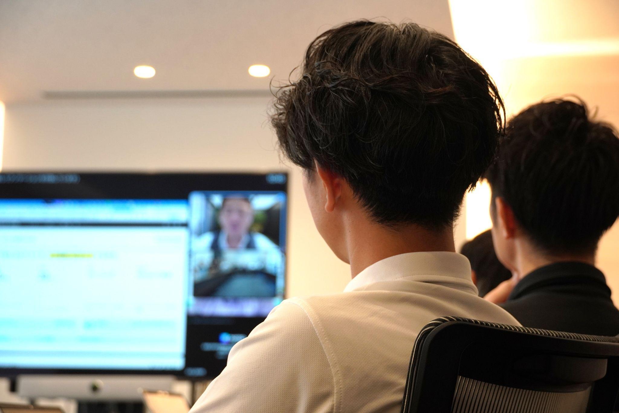 「いまでは、社員同士の会話に自然に出てくるようになりました」─ 打合せの様子