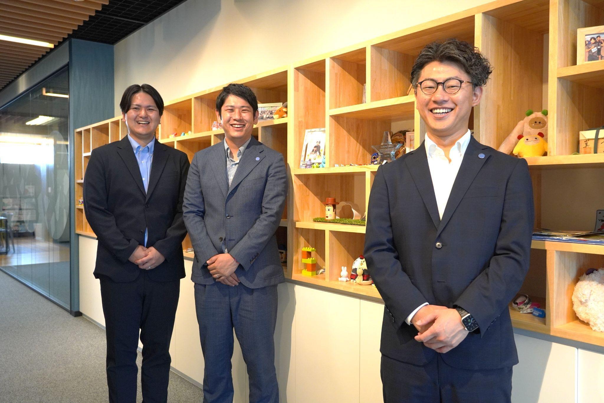 「福井のAIなら、福井キヤノン事務機」─ 取材を終えて。
KIZASHI 吉田（左）、宇佐美 裕亮執行役員（中央）、玉木 啓介社長（右）