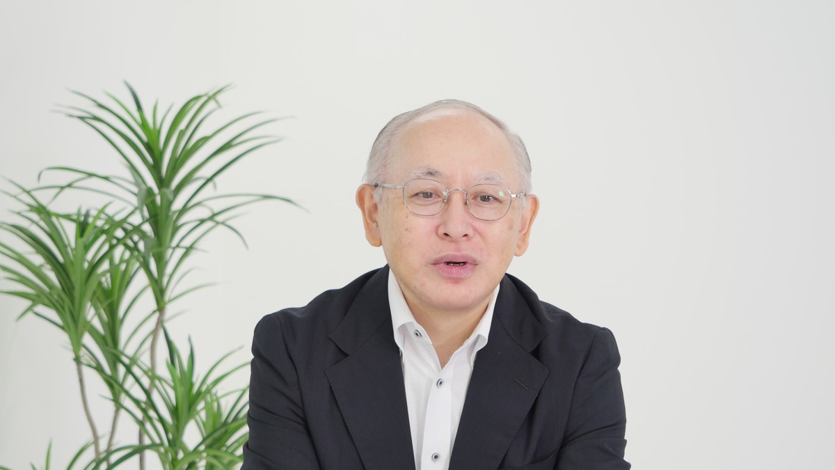 インタビューに答える田中誠二氏